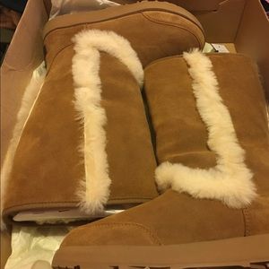 UGG SUNDANCE II WATERPROOF never worn comes with box